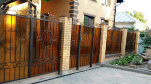 Кованые ворота обшитые поликарбонатом с кирпичными столбами